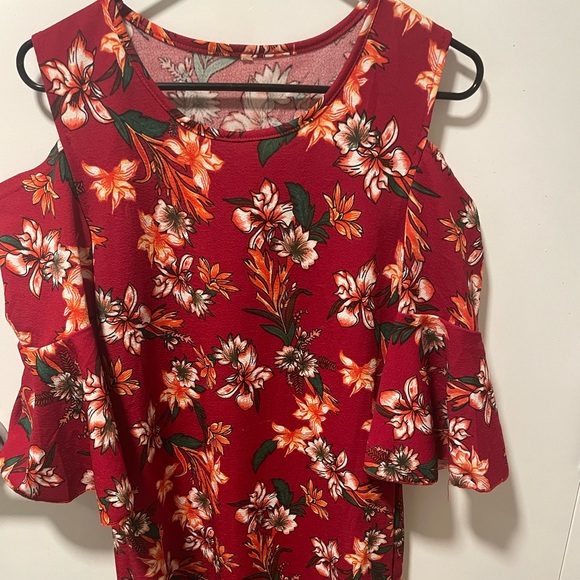 Red floral knee length gown - Picture 2 of 2